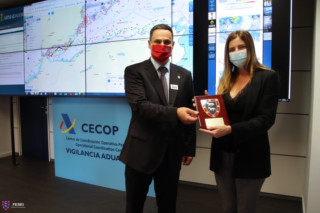 Director of FESEI, Miguel Álvarez de Eulate y Moreno, delivered a metope to Ms. Laura Rebollo Villarino, Head of CECOP.